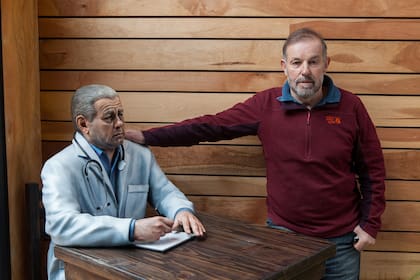 Emilio Sáez junto a la escultura de René Favaloro, por Fernando Pugliese.