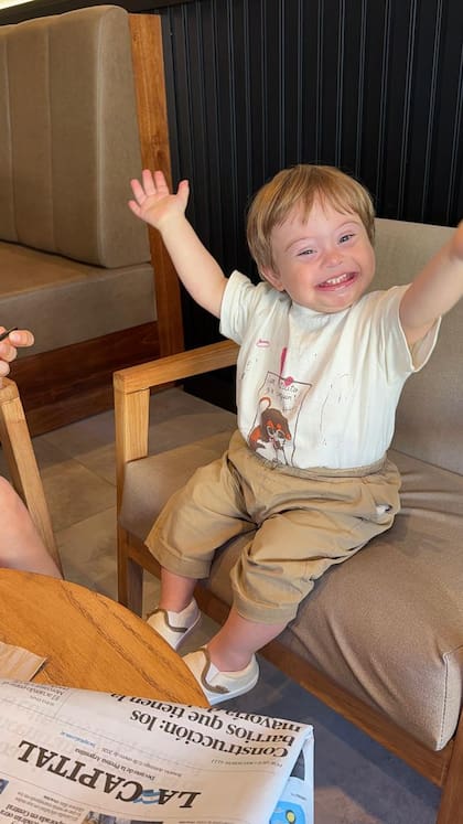 Emilio sonríe a la cámara de Celeste Tesi, su mamá.