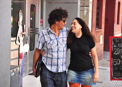 Emilse Ares, productora, y Emilio Chávez, iluminador, en la puerta de América