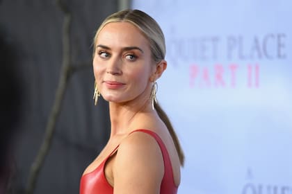 Emily Blunt también actúa en el film que dirigió su esposo, y optó por un vestido rojo ajustado para la ocasión