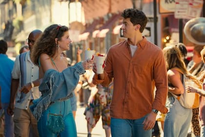 Emily Bader y Tom Blyth en una escena de Gente que conocemos en las vacaciones