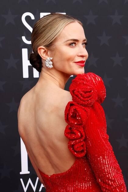 Emily Blunt brilló en la alfombra roja con su elección: un imponente vestido rojo que combinó a la perfección con el maquillaje, las joyas de Tiffany & Co. y el peinado, un recogido que le dio todo el protagonismo a la prenda