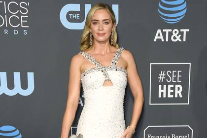 Emily Blunt optó por un vestido blanco, con piedras brillantes, de Prada