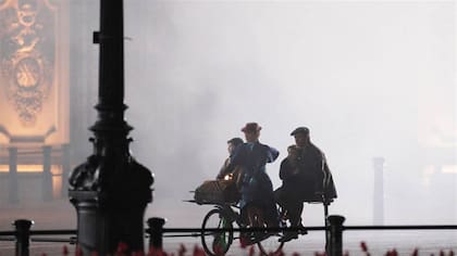 Emily Blunt se puso en la piel de Mary Poppins, el icónico personaje interpretado por Julie Andrews
