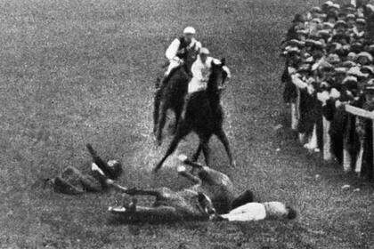 Emily Davison se paró frente al caballo del rey en el Derby de Epsom en junio de 1913 y murió por las heridas que recibió tras ser embestida