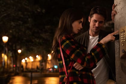 Lily Collins y Lucas Bravo en una escena de Emily en Paris