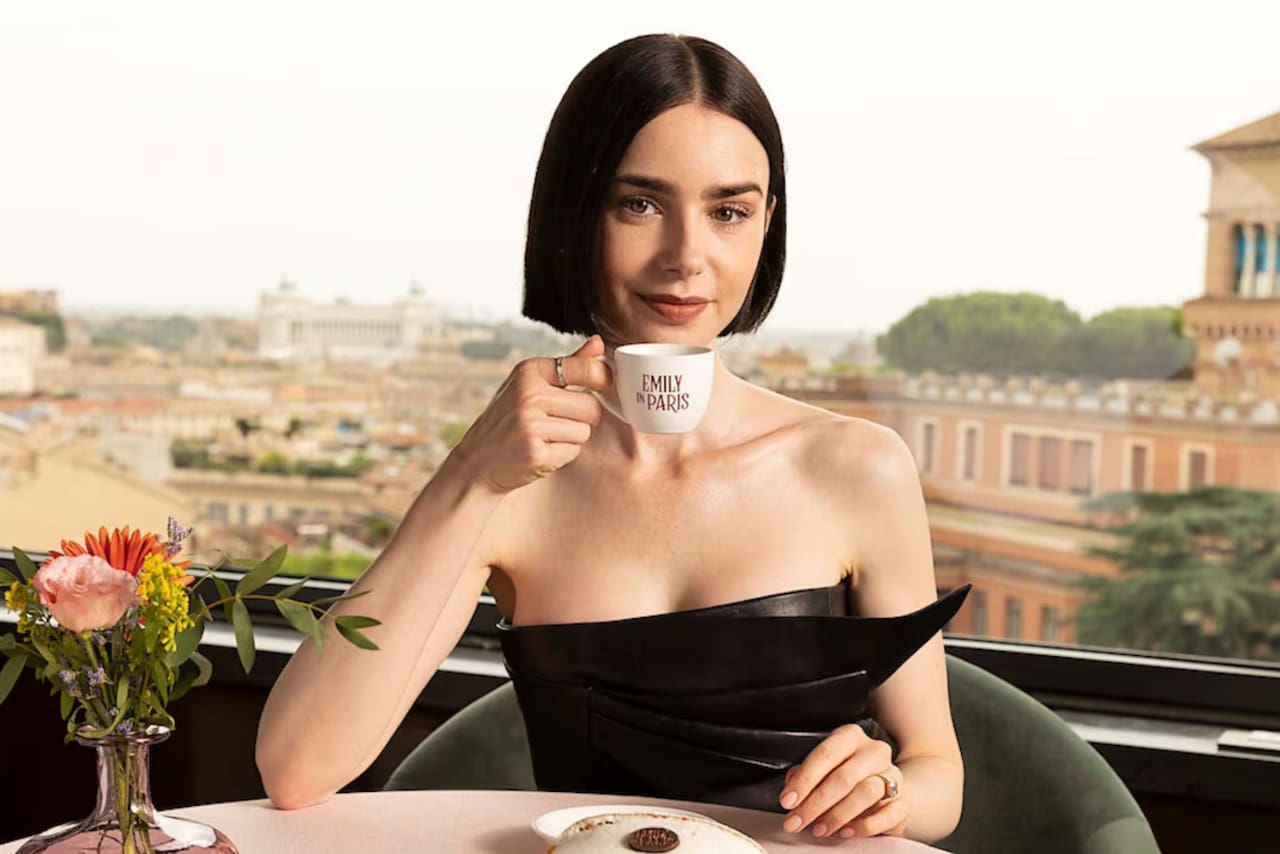 Lily Collins en escena de Emily en París