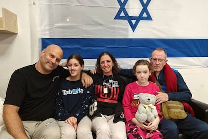 Emily Hand (segunda desde la derecha) se reúne con su padre, Tom Hand (derecha), mientras que Hila Rotem (segunda desde la izquierda), cuya madre todavía está como rehén, se reúne con sus familiares en las primeras horas del 26 de noviembre de 2023