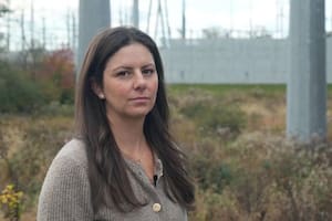 Emily Kasabian frente a una subestación cerca de su casa.