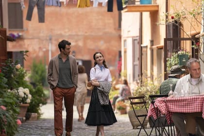 Emily (Lily Collins) y Marcelo y Eugenio Franseschini recorren el pueblo italiano de Solitano