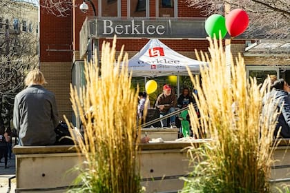 Emily se graduó de Berklee en 2016 y se especializó en composición, arreglos, producción y filosofía