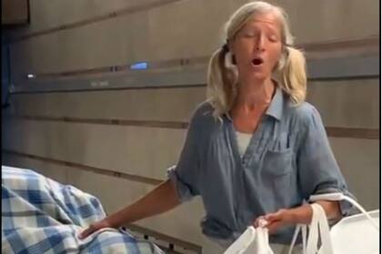 Emily Zamourka sorprendió con su voz de soprano en el Metro de Los Ángeles