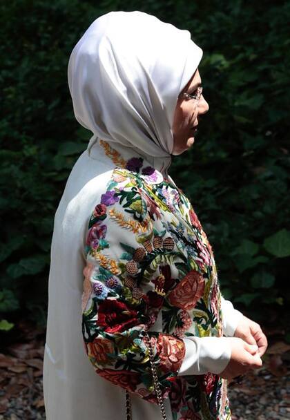 Emine Erdogan usó una túnica con una parte floreada, en Villa Ocampo