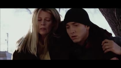 Eminem y Kim Basinger en 8 Mile - Fuente: YouTube