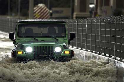 Inundación en el desierto: una intensa tormenta azota a los Emiratos Árabes y países vecinos