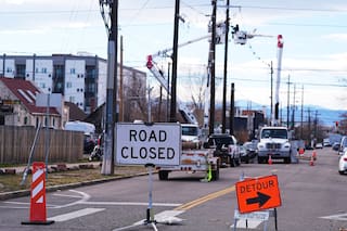 Emiten rara advertencia meteorológica mientras fuertes vientos avivan incendios en Colorado