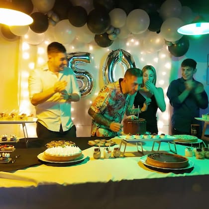 Emliano Pinsón en su cumpleaños número 50, rodeado de sus hijos Joaquín, Valentín y Victoria (Foto: Instagram @emipinson)