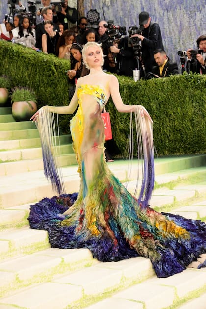 Emma Chamberlain, la corresponsal de la red carpet, con un jugadísimo modelo de Mugler
