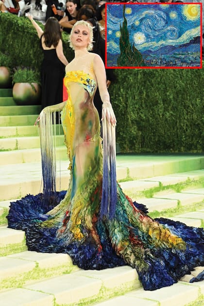 Emma Chamberlain llevó un look de Mugler pintado a mano por la artista Anna Deller-Yee, que tomó como referencia algunas de las obras favoritas de la influencer, incluidos
trabajos de Van Gogh y Munch