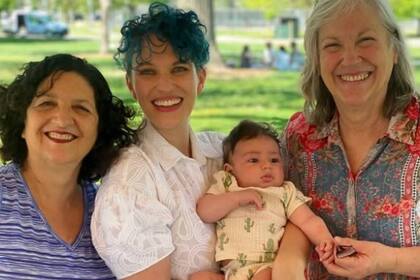 Emma con su bebé, su madre y su suegra, una red amorosa de crianza