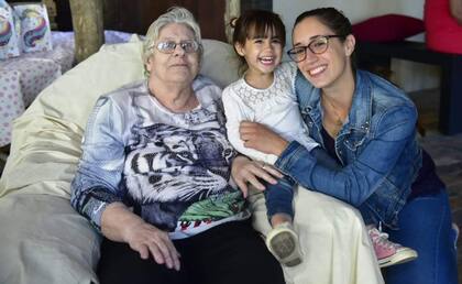 Emma con su mamá y su abuela.