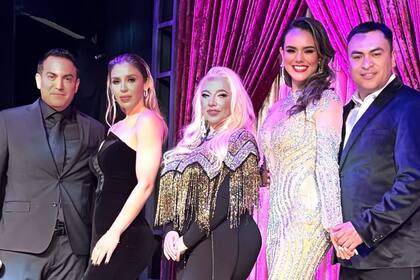 Emma Coronel junto al resto del jurado del evento realizado en Los Ángeles, California