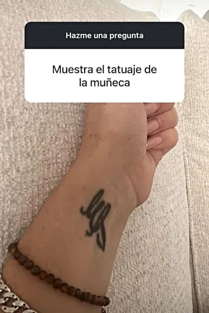 Emma Coronel mostró un tatuaje que está dedicado a su esposo con las iniciales "E" y "J"
