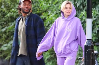 Emma Corrin, la actriz que encarnó a Lady Di, de la mano de un misterioso hombre