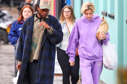 Emma Corrin e Ibby Njoya, capturados por los paparazzi