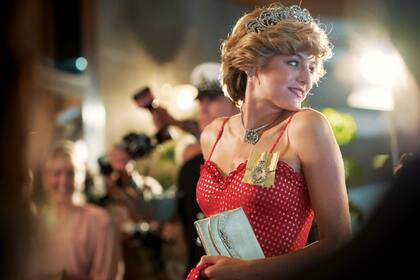 Emma Corrin protagonizó la cuarta temporada de la popular serie royal, "The Crown", donde interpretó a una joven Lady Di. 