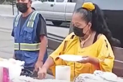 Emma Crispín de Paz agradeció encontrarse fuera del centro y acudió con comida al Home Depot