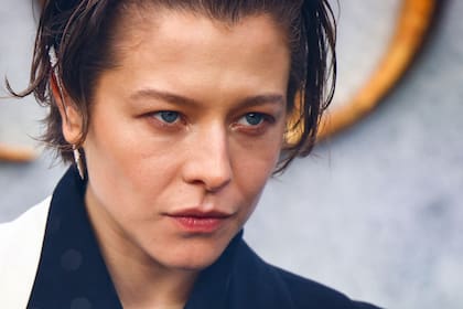 Emma D'Arcy (Rhaenyra Targaryen) posa en la alfombra roja de la segunda temporada de La Casa del Dragón. La actriz adelantó que su personaje "está un poco desatado" en los episodios que comenzarán a verse a través de Max desde este domingo 16, y añadió: "Esta temporada realmente se adentra en la rabia y, quizás, particularmente en la rabia de una mujer"