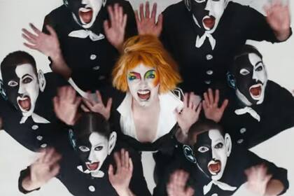 Emma, en el video de "Who Cares"