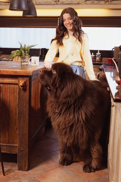 Emma en la cocina con el gran mimado de la
familia, Rocco, un terranova de cinco años.