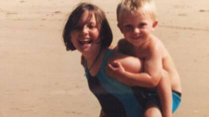 Emma en la playa con su hermano mejor Jordan