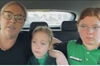Emma es la mamá de Ellie y Emily, las dos niñas que fueron bajadas a la ruta 10 kilómetros antes de llegar a destino por el conductor del autobús escolar