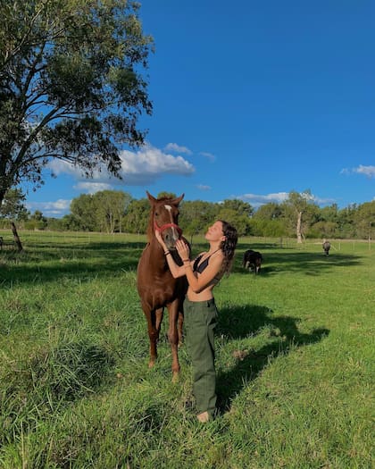 Emma, es la primera hija del segundo matrimonio de Denise Dumas junto a Campi