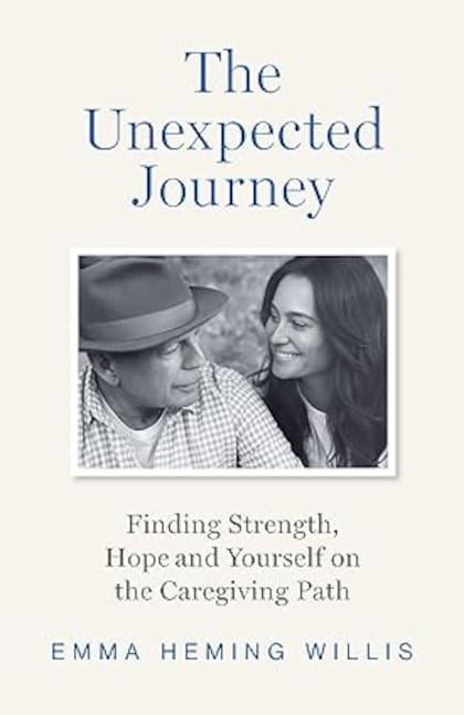 Emma Heming Willis lazó el libro The Unexpected Journey (El viaje inesperado) en el que cuenta su experiencia en acompañar a su marido Bruce Willis en el duro trance que le toca atravesar desde que al actor le diagnosticaron un tipo de demencia