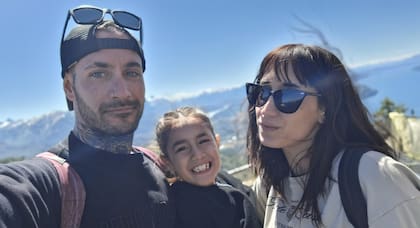 Emma junto a sus padres disfrutando unos días de vacaciones.