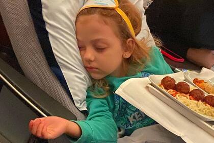 Emma, la hija menor de Evangelina Anderson y Martín Demichelis, en el vuelo que la lleva de Munich a Buenos Aires