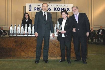 Emma Pérez Ferreira al recibir el premio Konex en 2003; en la foto, junto a Luis Ovsejevich (presidente de la Fundación Konex) y Gines González García (Ministro de Salud de la Nación)