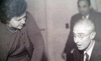 Emma Pérez Ferreira junto a Robert Oppenheimer