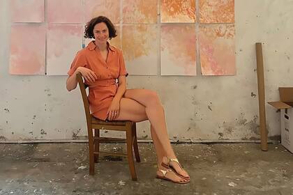 Emma posa en su taller de arte