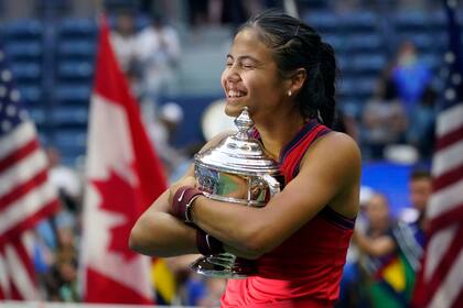 Emma Raducanu abraza el trofeo de campeona del Abierto de los Estados Unidos, el sábado pasado. 