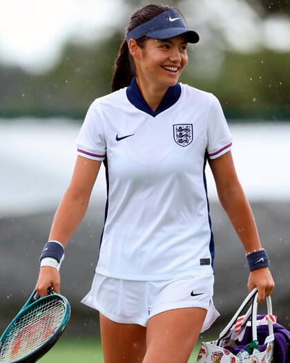 Emma Raducanu no jugó, pero estuvo en Wimbledon vestida para la ocasión, a tono con la clasificación inglesa en la Eurocopa.