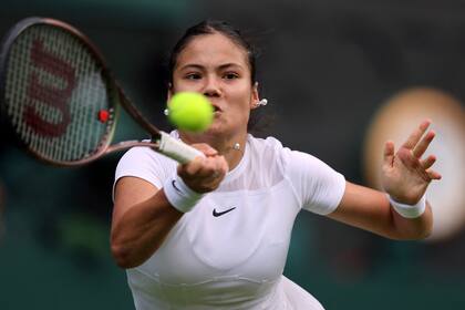 Emma Raducanu poco pudo hacer ante la sa Garcia en la segunda ronda de Wimbledon