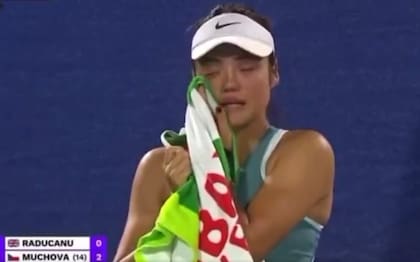 Emma Raducanu y su crisis nerviosa en pleno partido en Dubai, en febrero pasado, cuando identificó a su acosador en la platea