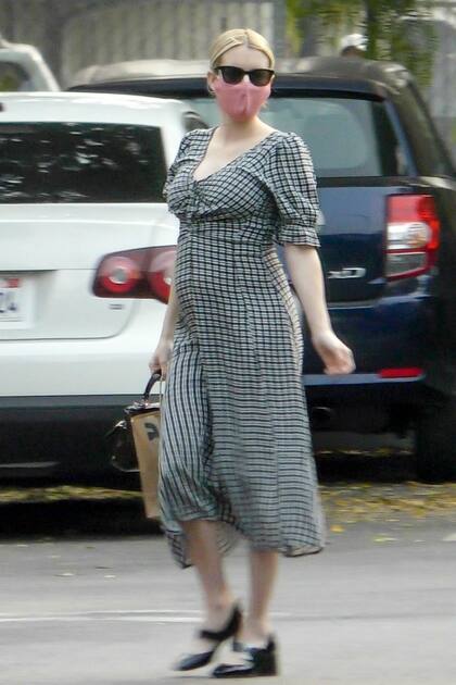 Emma Roberts, feliz luciendo su pancita de embarazada