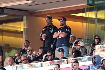 Emma Roberts, Kevin Costner, el boxeador Chase DeMoor, Machine Gun Kelly y Jessica Alba en uno de los palcos del estadio