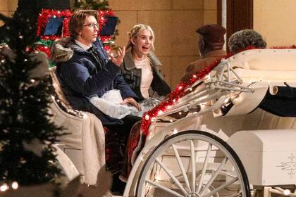 Emma Roberts se adelanta a la temporada navideña en el rodaje de About Fate en Boston